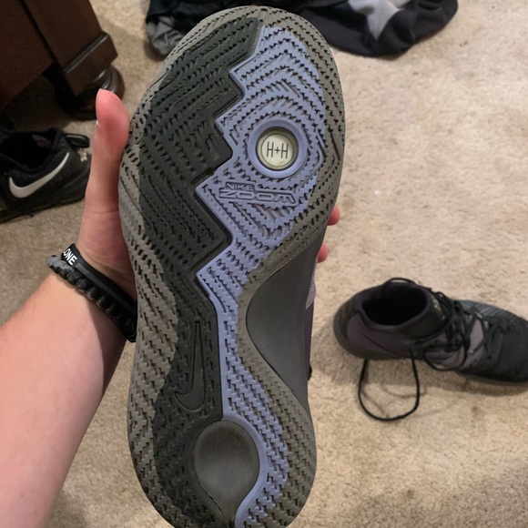 Kyrie Flytrap Black and Gray - Picture 5 of 6